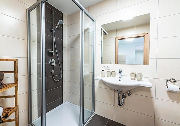 Badezimmer mit Dusche