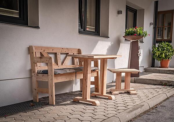 Sitzgelegenheit vor der Tür