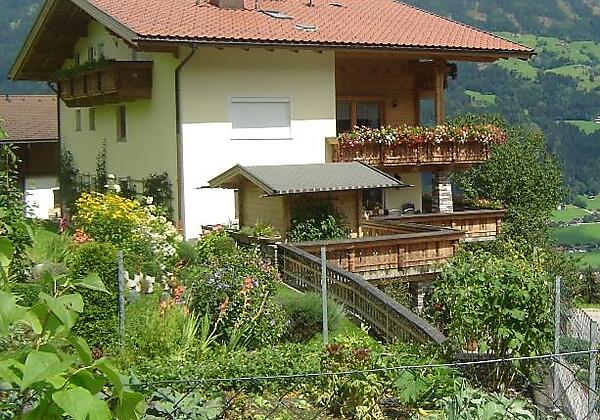 Garten mit Blick zum Haus