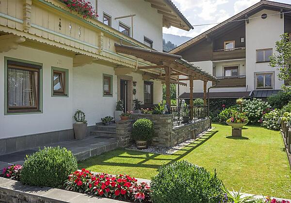 Gaestehaus_Kopp_Siedlungsweg_1_Stumm_Terrasse_1