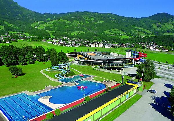 Erlebnistherme und Freibad in 800 m