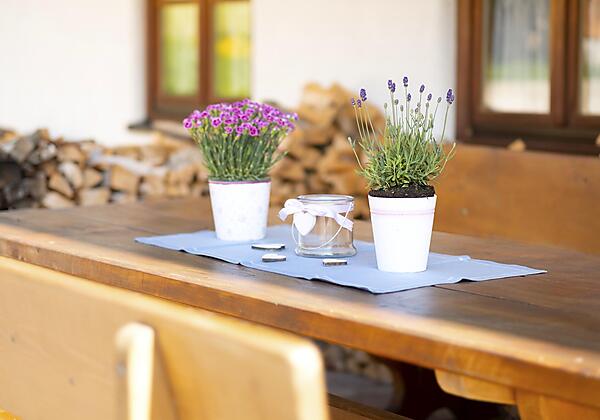Blumen auf Terrassentisch