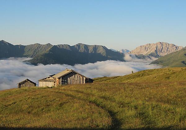 Kutteschupfen am Gailtaler Höhenweg mit Blick zur