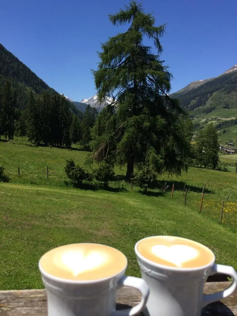 Sonnenterrasse mit Cappuccino im Oberweissen Hittl