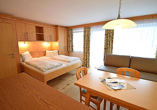 Studio mit Holzboden