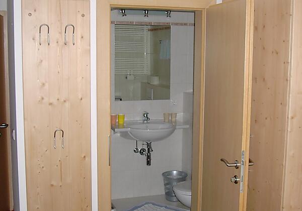 neu renovierte Badezimmer mit Dusche und WC