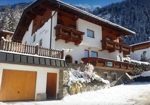 Skibushaltestelle neben Ribis