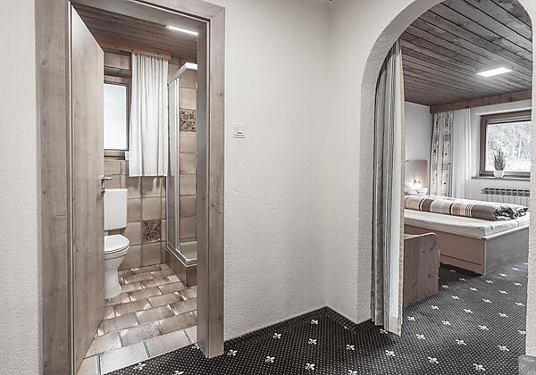 Dreibettzimmer mit Badezimmer