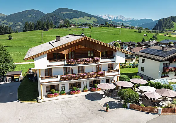 Der Embacherhof im Sommer! Alle Zimmer mit Balkon und Bergblick!