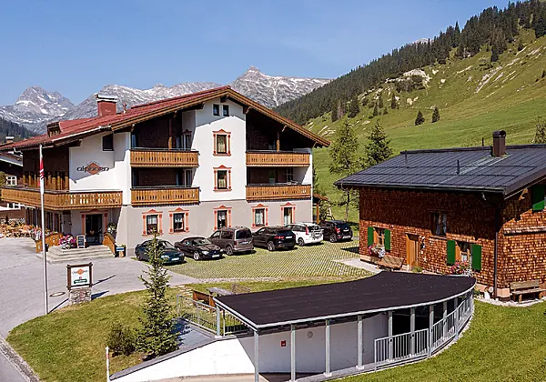 Blick auf das Gasthof Alphorn in Lech am Arlberg