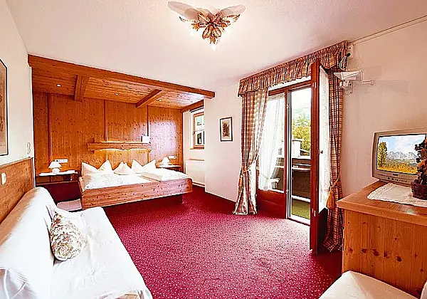 Blick ins Doppelzimmer Kaiserblick im Gasthof Hotelpension Lanzenhof in Going am Wilden Kaiser