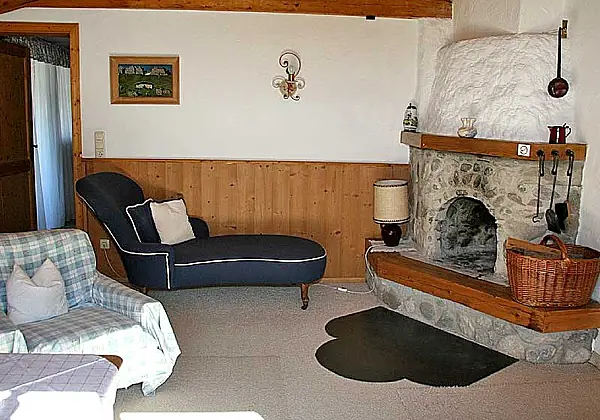 Blick in den Kaminbereich der Almsuite im Gasthof Hotelpension Lanzenhof in Going am Wilden Kaiser