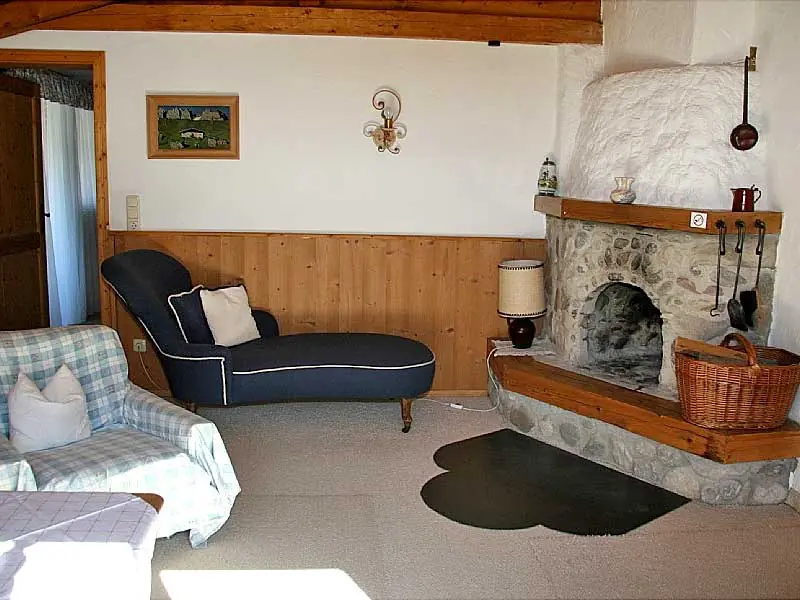 Blick in den Kaminbereich der Almsuite im Gasthof Hotelpension Lanzenhof in Going am Wilden Kaiser