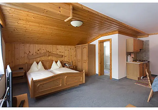 Der Wohn- und Schlafraum vom Appartement 24 im Hotel Gasthof Siggen