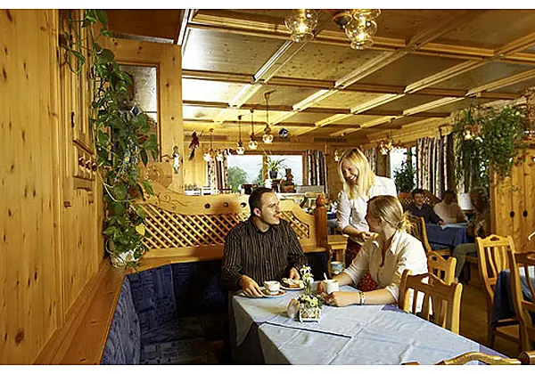 Ein Ehepaar bei Kaffee & Kuchen im Restaurant vom Hotel Gasthof Siggen