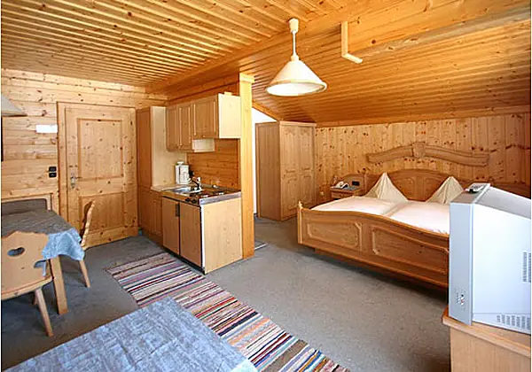 Der Wohn- und Schlafraum vom Appartement 23 im Hotel Gasthof Siggen