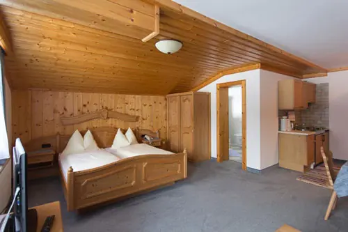 Der Wohn- und Schlafraum vom Appartement 24 im Hotel Gasthof Siggen