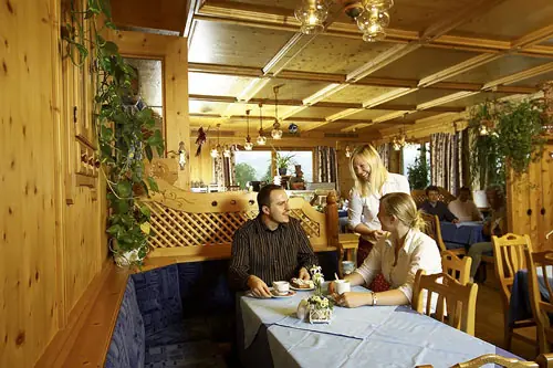 Ein Ehepaar bei Kaffee & Kuchen im Restaurant vom Hotel Gasthof Siggen