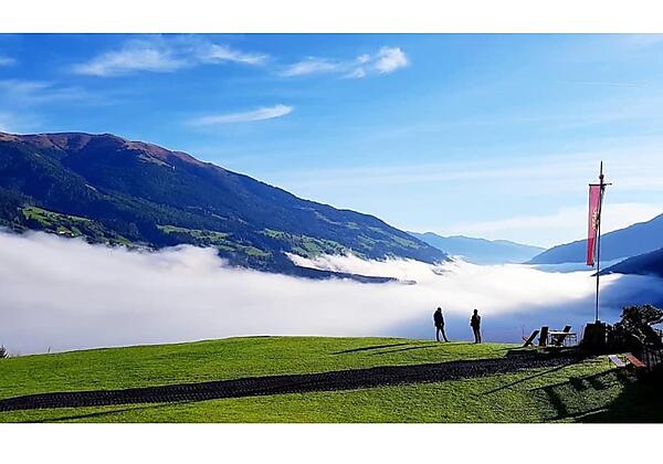 Bergpanorama über dem Nebel