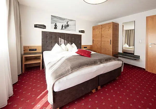 Ein Schlafzimmer des Appartements 1 im GB Gondelblick in Sölden