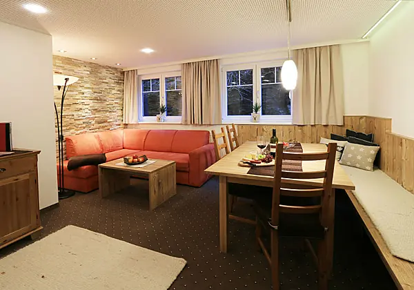 Der großzügige Wohnraum mit Essecke des Deluxe Appartements in der Pension Gondelblick in Sölden