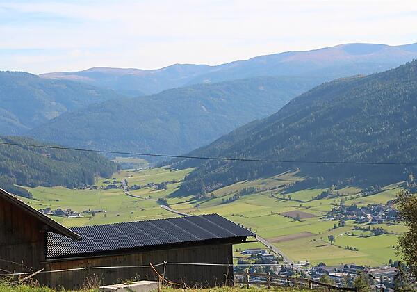Veitlbauer mit Sicht ins Taurachtal