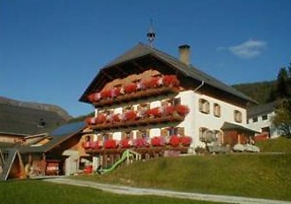 Veitlbauer mit Sicht ins Taurachtal