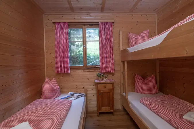 Die Stube mit Kachelofen im Golmerhaus
