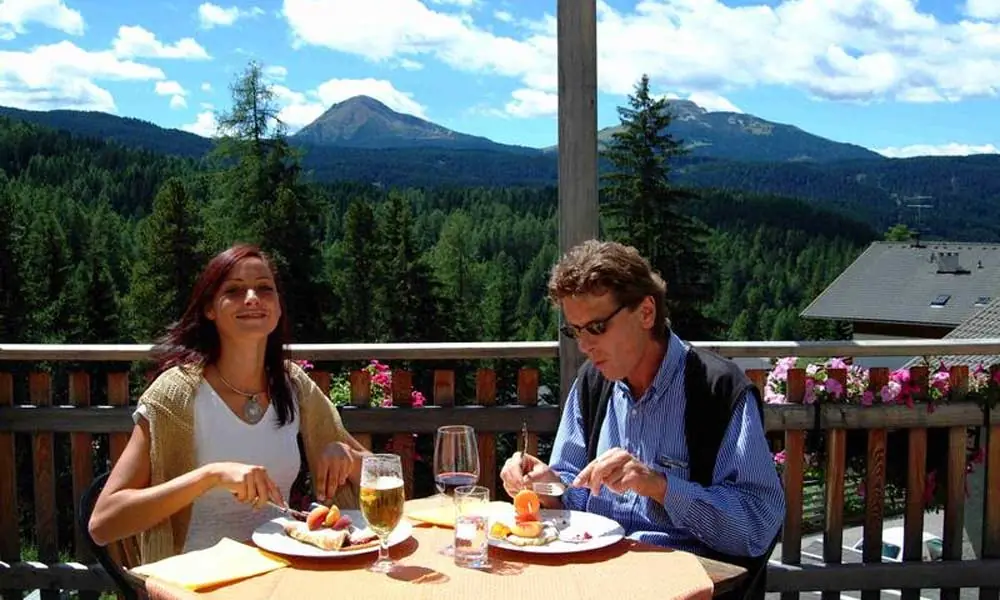 Gemeinsam genießen auf der Sonnenterrasse im Good Life Hotel Zirm