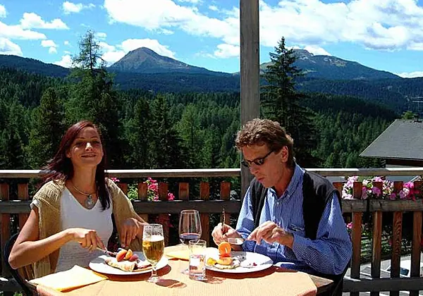 Gemeinsam genießen auf der Sonnenterrasse im Good Life Hotel Zirm