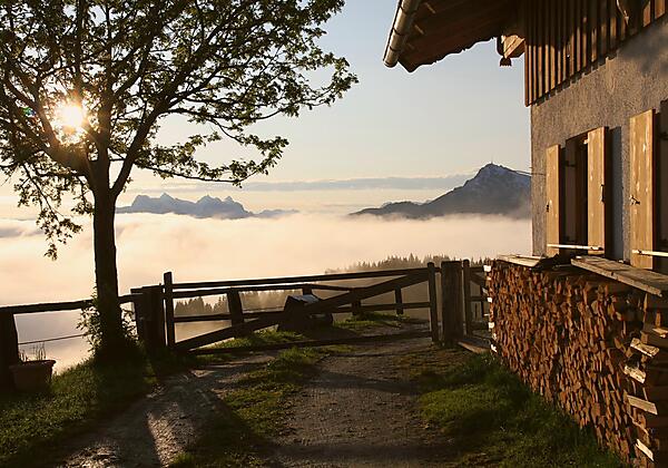 Unsere Alm über einem Nebelfeld