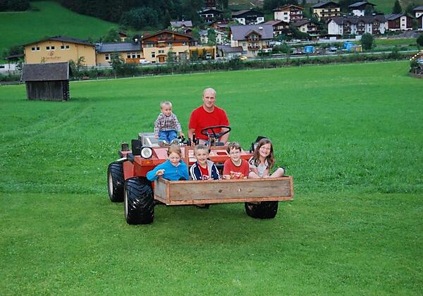 Kinder beim Mähtrac fahren