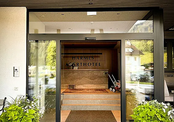 Eingangsbereicht mit Rezeption im HARMLS Aparhotel