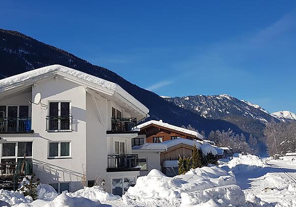 Hausansicht nebem Langlaufloipe