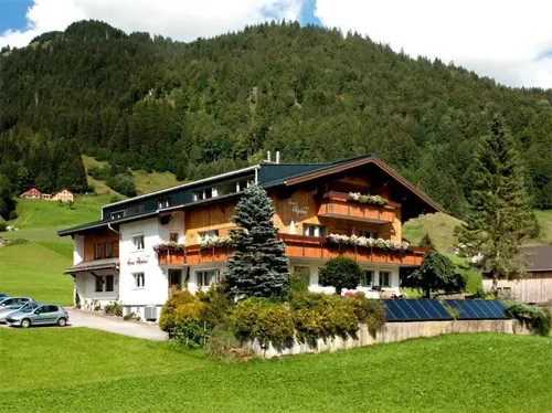 Sommeransicht vom Haus Alpina in Au