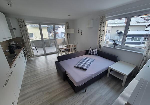 Wohnzimmer Apartment mit Küche (Couch ausgezogen)