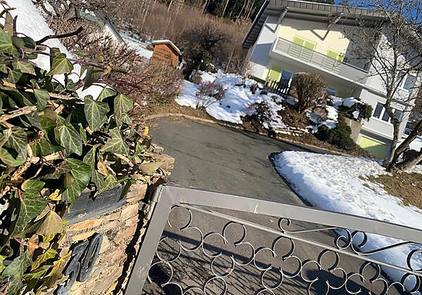 Auffahrt zum Haus/Parkplatz