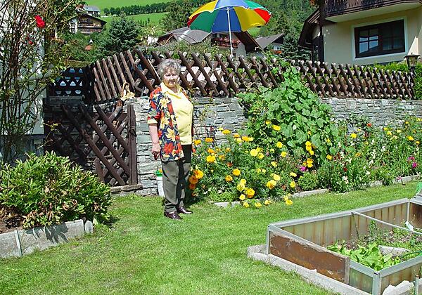 Fr Lerchner im Garten