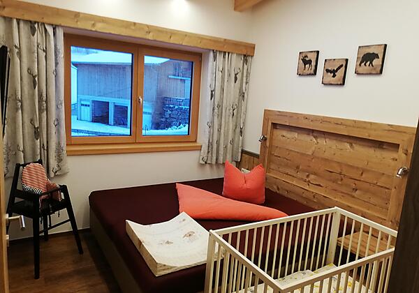 Schlafzimmer App 1 mit Babybett