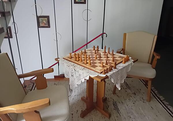 Schachspiel im Hausgang