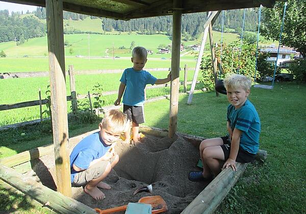 Spielende Kinder in  der Sandkiste