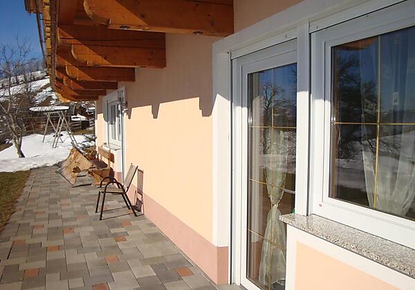 Die große Terrasse steht den Gästen zur Verfügung