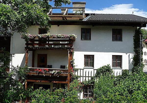 Haus Driendl Mieders Hausansicht seitlich Sommer
