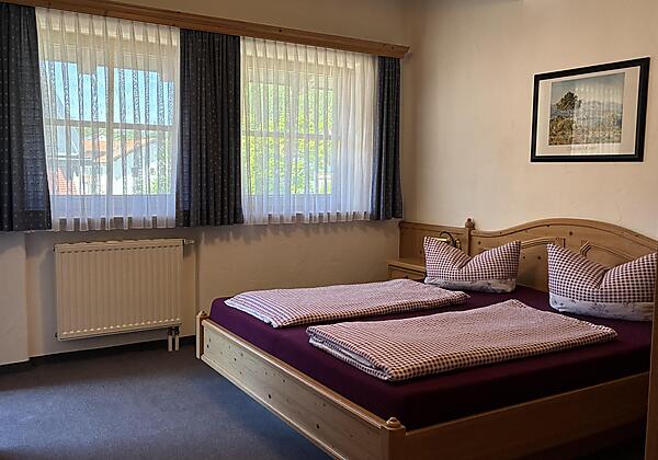 Schlafzimmer mit Ehebett