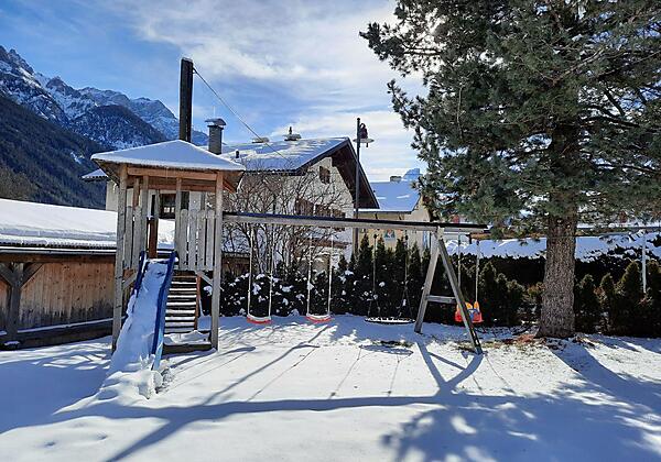 Garten mit Spielplatz Winter