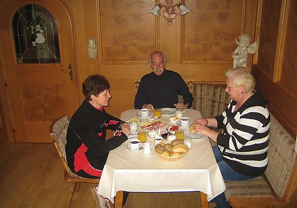 GÄSTE BEIM FRÜHSTÜCK