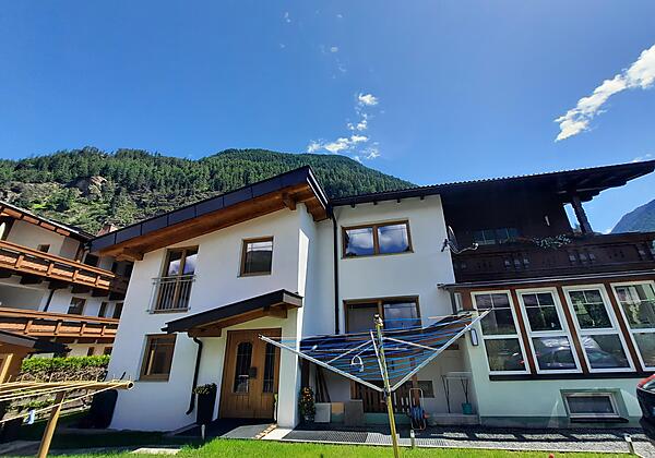 Außenansicht Eingangsbereich Sommer