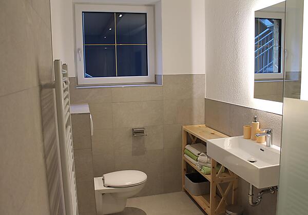 TOP 2 Badezimmer mit Dusche und WC