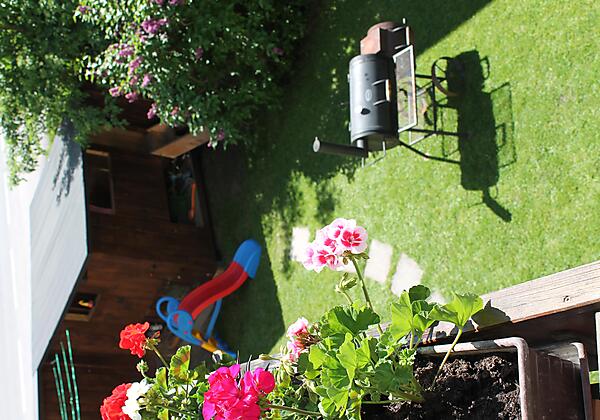 Garten mit Grillmöglichkeit und Spielplatz