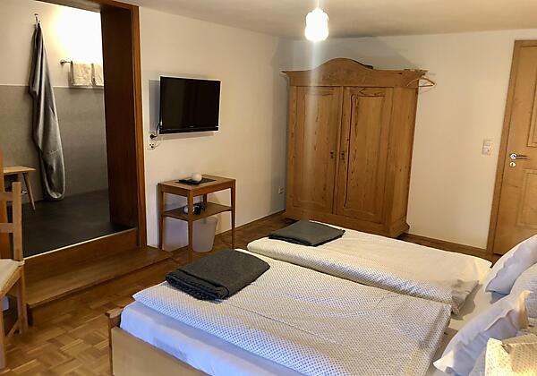 Zimmer Rotspitze mit Bad und WC und Balkon